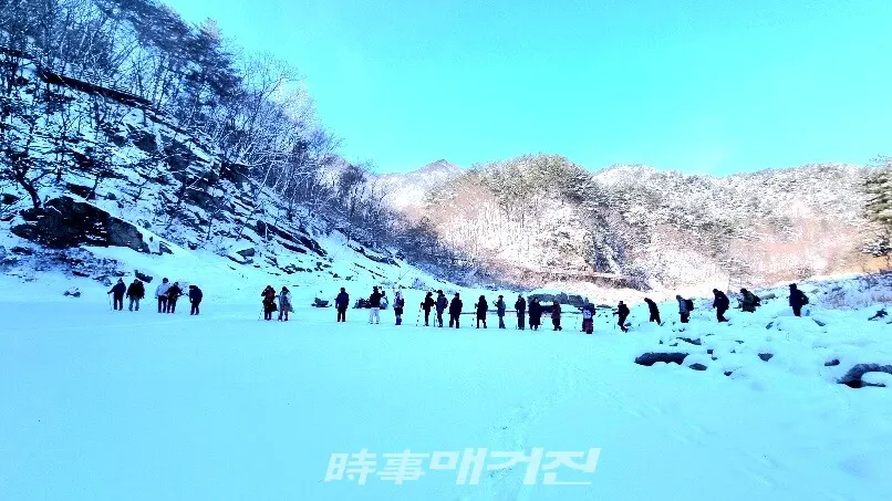 낙동강 하늘길은 꽁꽁 얼어붙은 낙동강의 빙판 위를 누비며 강물을 횡단하는 체험도 즐긴다(사진_류행)