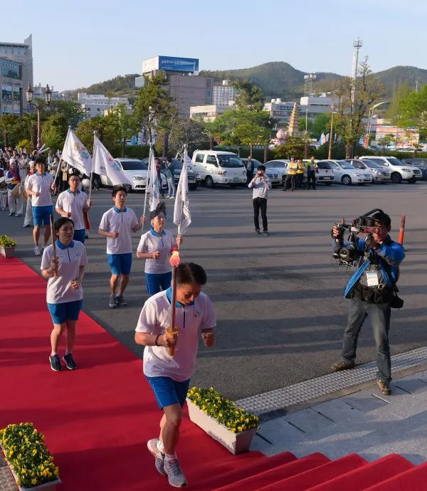 ▲ 지난 19일 제56회 전라남도체육대회 성화의 안치를 위해 봉송주자가 여수시청 현관으로 들어오는 모습이 생중계되고 있다.