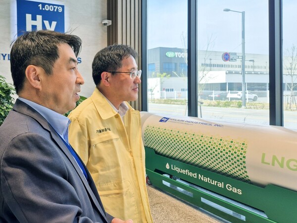 이상창 기보 이사(오른쪽)가 정제봉 하이리움산업(주) 전무와 함께 제조시설을 둘러보고 애로사항을 청취하고 있다..(사진_기보)