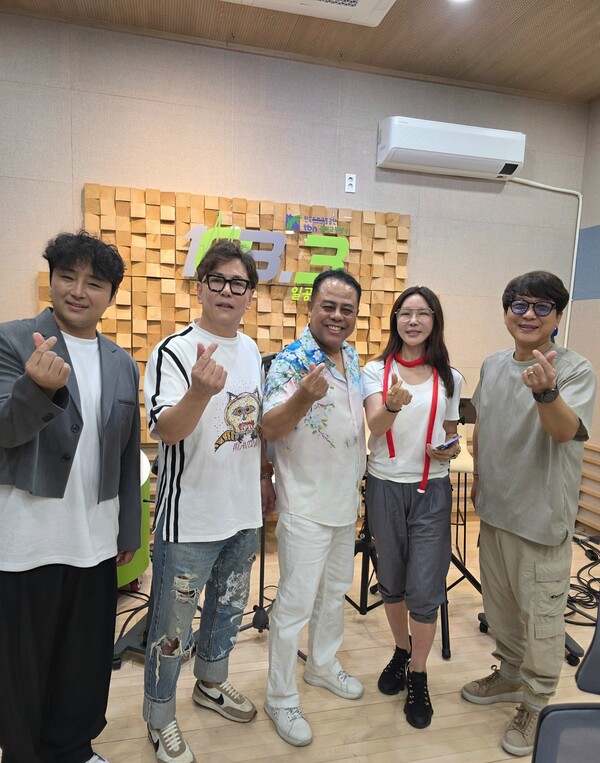 (사진 = 왼쪽부터 태남, DJ주재형, 제임스킹, 이리안 / 충북교통방송 제공)