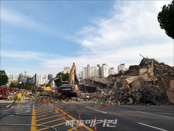 [속보] 광주 학동 재개발 공사현장 건물 붕괴 10여명 사상(사진_주수익 기자)