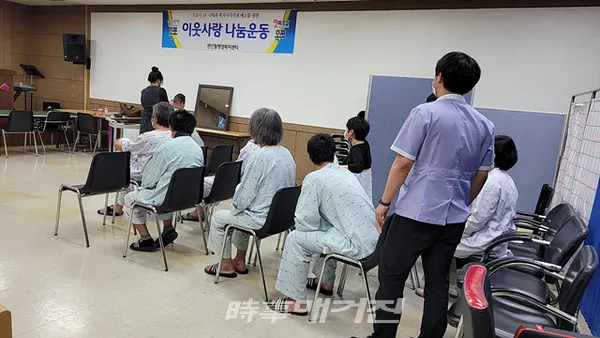 목포시는 "지난 26일 연산동 나눔가게 6호점 준헤라미용실에서는 관내 세안종합병원 환우 15명을 대상으로 사랑의 이‧미용봉사를 펼쳤다"고 28일 밝혔다.(사진_목포시청)
