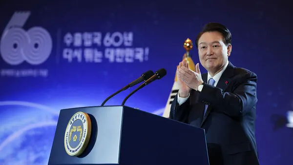 윤석열 대통령이 5일 서울 강남구 코엑스에서 열린 '제60회 무역의날 기념식' 축사에서 기업인들의 노고에 박수를 보내고 있다.(사진_대통령실)
