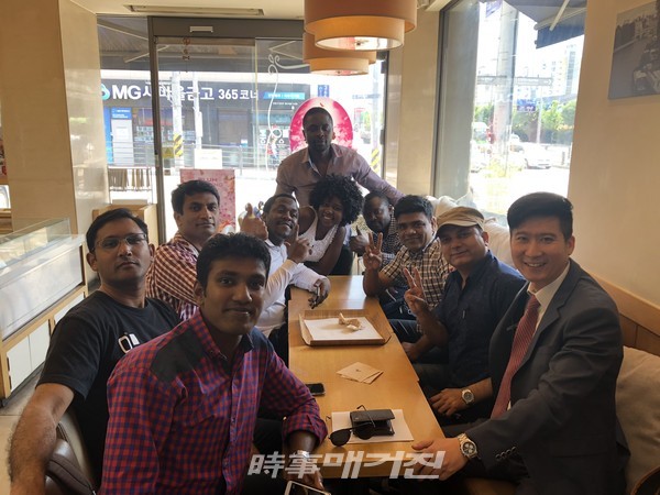 이 박사는 국제적 네트워크를 통해 이미 제 4차 산업시대의 청년들과 소통하고 있었다.