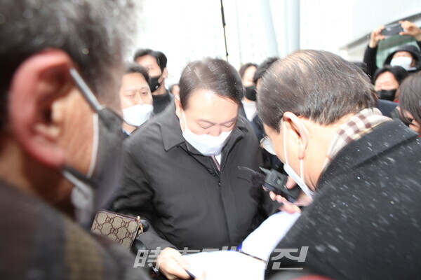 노영복 전 총장이 성명서를 윤석열후보에게 전달하고 있다.(사진_주수익 기자)