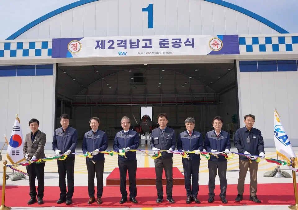 31일 제2격납고 준공식에서 주요 참석자들이 단체기념을 촬영하고 있다.(왼쪽에서 네 번째는 한국항공우주산업(KAI) 강구영 사장)(사진_KAI)