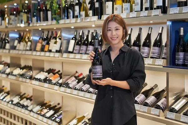 도예가 ‘신다인’ 작가가 ‘엠 샤푸티에 레 메이소니에 아티스트 레이블’을 소개하고 있다. (금양인터내셔날 제공)