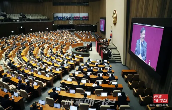 김태년 더불어민주당 원내대표가 지난달 20일 국회의사당 본회의장에서 교섭단체 대표연설을 하고 있다. 김 원내대표는 이날 “행정수도의 완성은 국토 균형 발전과 지역의 혁신성장을 위한 대전제이자 필수 전략으로, 국회의 결단이 필요하다”며 “적극적인 논의를 통해 국회와 청와대, 정부 부처 모두 세종시로 이전해야 서울·수도권 과밀과 부동산 문제를 완화할 수 있다”고 밝혔다.(사진_뉴시스)