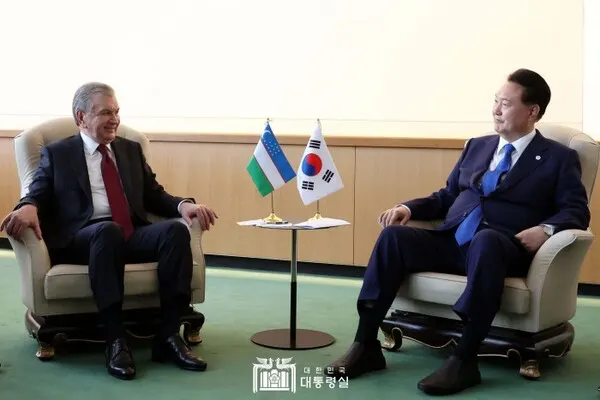 윤석열 대통령과 샤브카트 미르지요예프 우즈베키스탄 대통령.(사진_대통령실)