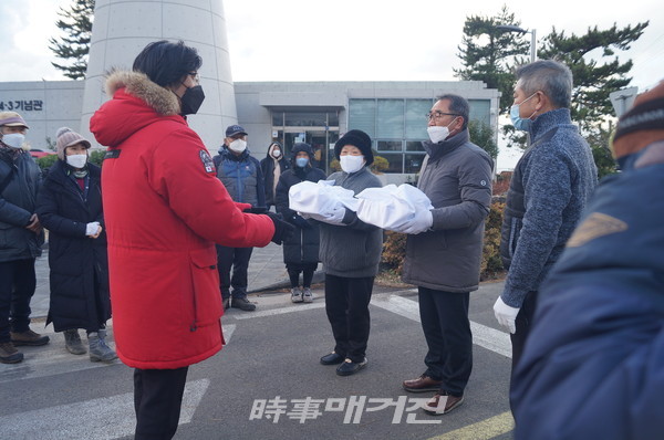 사유진 감독이 북촌 4.3유족회 대표와 유가족에게 위패를 전달하는 모습