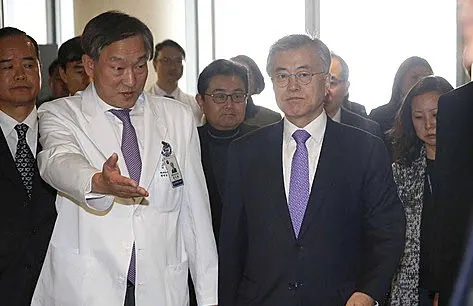 ▲ 문재인 새정치민주연합 대표가 8일 서울 서대문구 신촌 세브란스병원에서 마크 리퍼트 주한 미대사의 문병을 위해 병실로 향하고 있다.