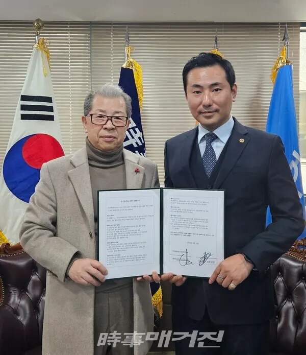 FCC&디킨즈그룹 김태욱 대표와 시사매거진 김길수 발행인이 사우디아라비아 사업 협력 관련해 업무협약을 진행했다. (사진_시사매거진)