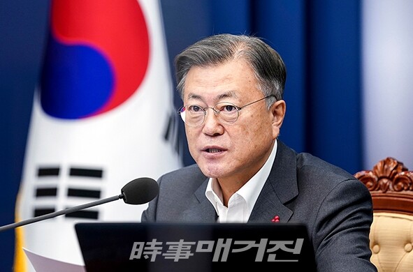 문재인 대통령이 10일 오후 청와대에서 열린 수석·보좌관회의에서 발언을 하고 있다.