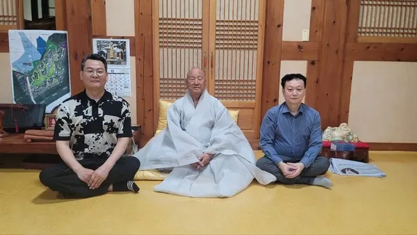 부산 해운대 해운정사 제13, 제14 종정 진제 대선사님과 기념촬영을 하고 있다.(사진_문학박사 潤道 강윤관)