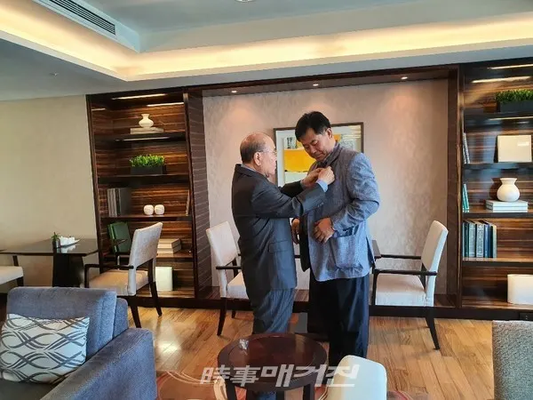 한미동맹협의회 임청근 총재가 방한하여 한 회원에게 뱃지를 달아주고 있는 모습