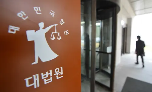 ▲ '노무현 전 대통령 차명계좌' 발언 혐의로 재판에 넘겨진 조현오(59) 전 경찰청장에게 대법원이 실형을 확정한 13일 오후 서울 서초구 대법원 법정.