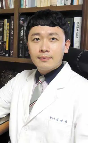 ▲ 한의학계를 이끌어갈 젊은 인재 김민석 원장. 그는 대한민국 100대 명의 사상 최연소 명의로서 한의학의 혁신을 꿈꾼다.