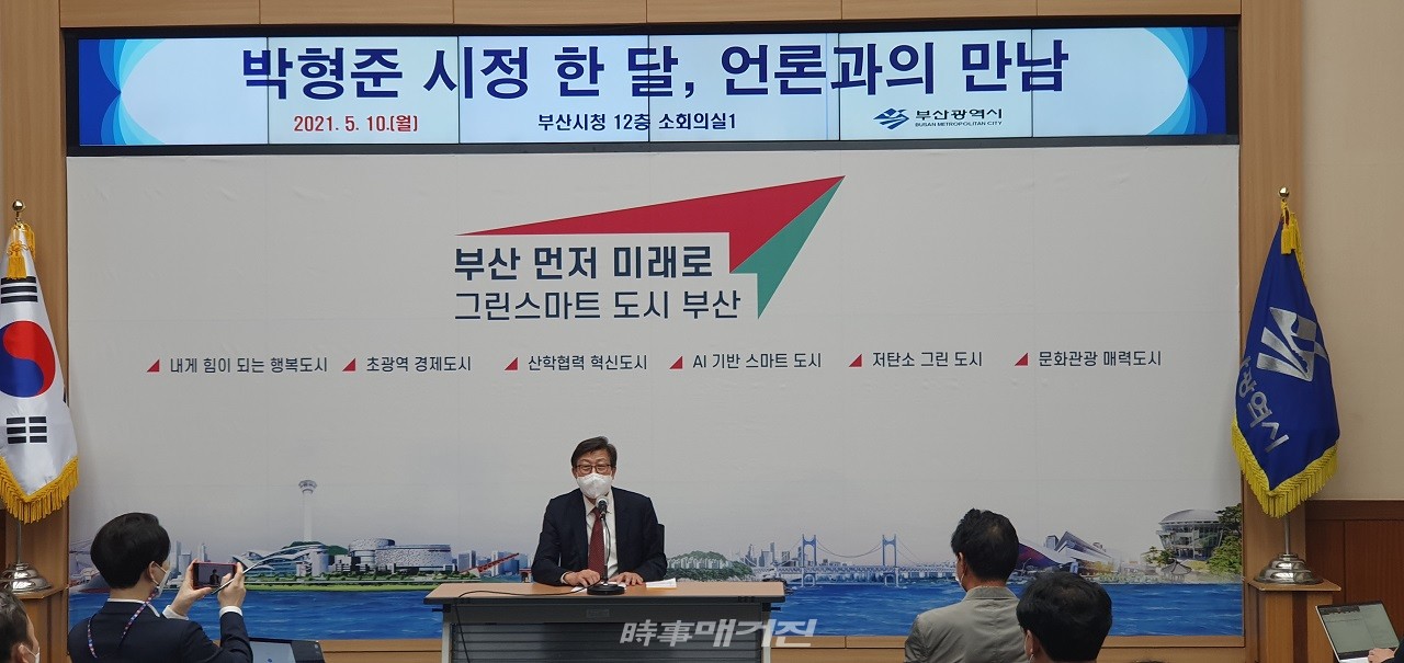 10일 오전 10시 부산시청 국제회의장 12층 소회의실에서 박형준 시정 한 달, 언론과의 만남에서 기자 질의에 답변을 하고 있다.(사진_한창기 기자)