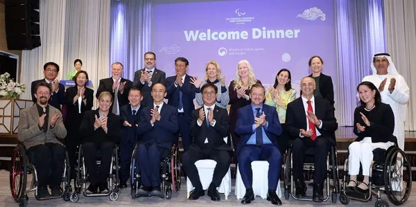 22일 최휘영 문화체육관광부 장관이 서울 성북구 삼청각에서 열린 ‘2025 서울 국제패럴림픽위원회(IPC) 정기총회’ 참석을 위해 한국을 찾은 국제패럴림픽위원회 집행위원 환영 만찬을 마치고 앤드류 파슨스 집행위원장을 비롯한 집행위원과 기념촬영을 하고 있다.(사진_문체부)