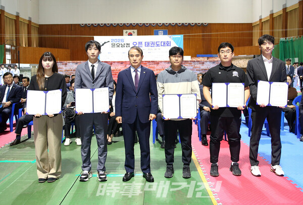 광주광역시태권도협회 윤웅철회장 표창장 수상자들과 기념 사진 (사진_정연수 기자)