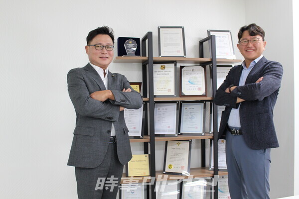 김원 대표(좌)와 최성천 대표(우). 두 대표는 이전 같은 회사에서 각각 연구소와 영업 팀에서 근무하며 스마트팩토리 관련 비지니스를 수행했고, 10년 이상 축적된 노하우 를 가진 전문가들과 함께 ㈜리스너를 공동 설립했다.