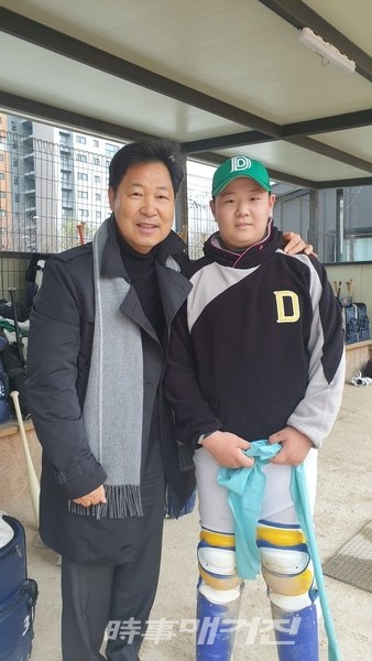 이만수 헐크파운데이션 이사장(좌)과 정준 선수(사진_헐크파운데이션)