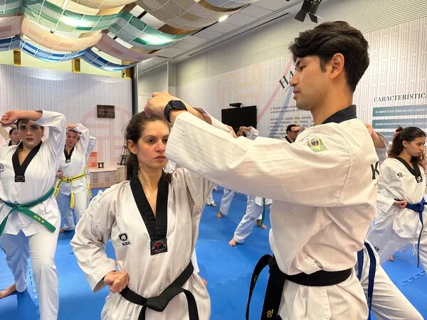 주브라질한국문화원의 태권도 수업에서 브라질 임연철 파견 사범이 수련생을 대상으로 태권도 정신, 기본동작, 기본 발차기 등을 교육하고 있다.(사진_국기원 제공)