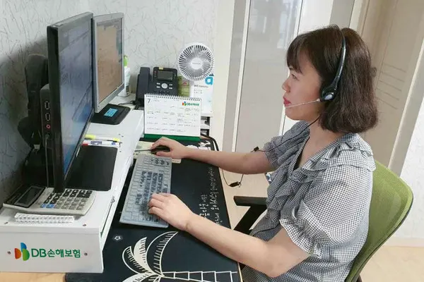 DB손해보험, 재택 상담업무 하는 모습