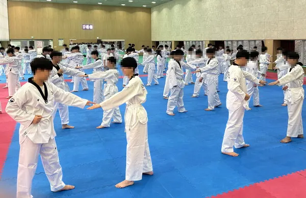 대구일마이스터고등학교 학생들이 수련을 하고 있다. 장소는 태권도원 평원관.(사진_태권도진흥재단)