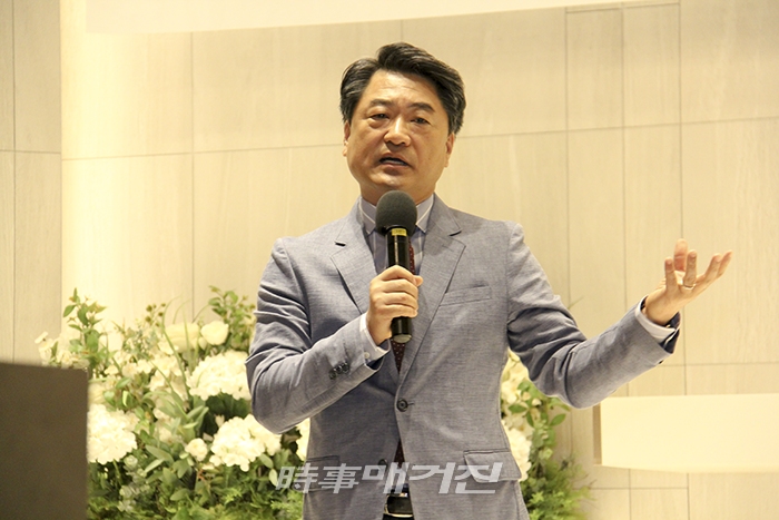 ▲한국과 우즈베키스탄의 블록체인 산업 활성화를 위한 컨퍼런스가 지난 17일 서울 논현동 헤리츠 컨벤션에서 열렸다. (한국블록체인산업협회(KBIPA) 김형주 이사장./ 사진=임정빈 기자)