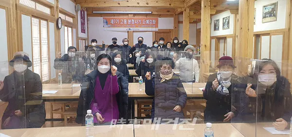 고흥군은 “지난 18일 500년 고흥 분청문화의 전통을 잇고 도자문화의 대중화를 위하여 지역주민들을 대상으로 하는 ‘제7기 고흥분청사기 도예강좌 개강식’을 가졌다”고 밝혔다.(사진_고흥군청)