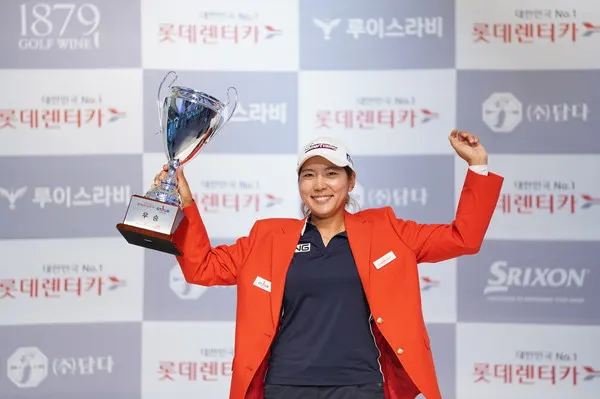 골프존 스크린골프투어 ‘GTOUR’에서 맹활약을 펼치고 있는 박단유 프로가 지난 4일(화) 무안컨트리클럽에서 열린 ‘무안CC∙올포유 드림투어 4차전’에서 KLPGA 입회 6년 만에 우승을 차지했다. 사진은 지난해 10월 열린 ‘2020 롯데렌터카 GTOUR 6차’ 결선 시상식에서 우승 기념 포즈를 취하고 있는 박단유 프로 모습.