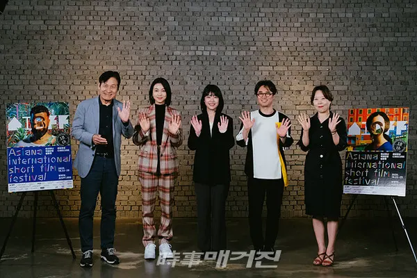 아시아나항공(사장 한창수)이 “후원하는 제18회 「아시아나국제단편영화제(AISFF: Asiana International Short Film Festival)」가 22일 개막했다”고 밝혔다.사진은 지난 9월24일 공개된 아시아나국제단편영화제 영화제 사전 소개 프로그램 헬로, 아시프! 촬영 현장에 참석한 영화제 관계자들이 행사 후 기념촬영을 하고 있다.(사진_아기아나항공)
