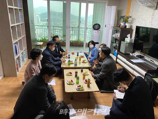 전남서부권아동보호전문기관은 “보건복지부, 아동권리보장원, 전라남도청, 목포시청, 목포햇살아래그룹홈과 함께 목포햇살아래그룹홈에서 ‘즉시 분리제도’시행에 앞선 준비를 위한 간담회를 진행했다”고 9일 밝혔다.(사진_전남서부권아동보호전문기관)