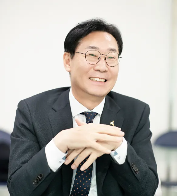 2025년 1월 1일 특례시로 승격되는 화성시 정명근 시장. 정 시장은 “화성시는 타 도시의 자원과 인재를 빨아들이는 슈퍼스타 도시를 목표로 하지 않는다. 대한민국 발전에 기여하는 지속 가능한 도시를 구축해 마치 등대와 같이 대한민국 도시 발전의 방향성을 제시하는 것이 최종 목표”라고 강조했다.