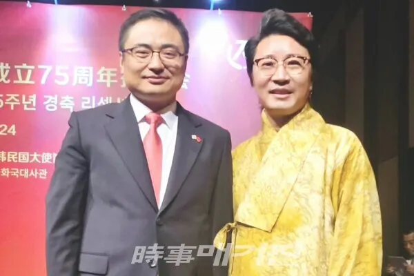 한한국 세계평화작가와 팡쿤 주한중국대사관 임시대사가 기념 촬영을 하고 있다.(사진_한영두 기자)