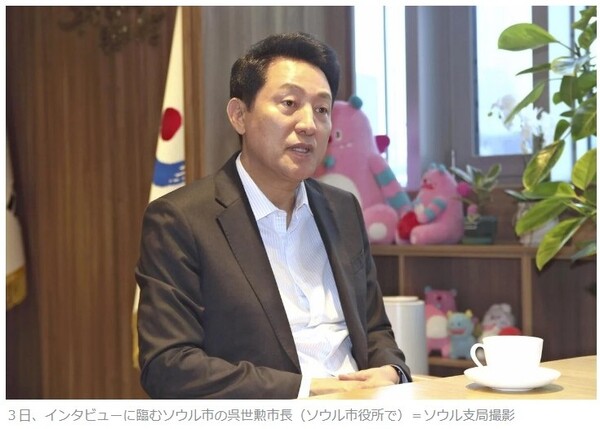 지난 3일 오세훈 서울시장이 서울시청에서 일본 요미우리신문과 인터뷰하며 5선 당선의 의미와 서울시정 방향, 보수 재건 구상, 한일 수도 간 협력 비전을 설명하고 있다.(사진_서울시)