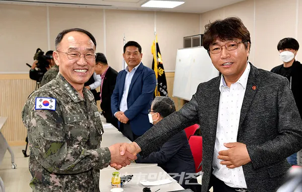 부석종 해군참모총장이 5월 20일 취임 후 처음으로 제주를 방문했다. 부 총장이 오전 강정마을회를 찾아 마을회임원 및 자생단체장과 간담회에 앞서 강희봉 강정마을회장과 인사를 나누고 있다.(사진_해군)