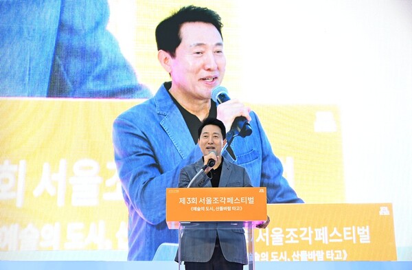 29일 오후 오세훈 서울시장이 열린송현녹지공원에서 개최된 '제3회 서울조각페스티벌 개막식'에서 인사말씀을 하고 있다.(사진_서울시)