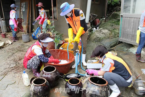 지난 주 기록적인 폭우로 영산강물이 범람한 나주시 다시면과 영강동, 영산동 침수 피해 마을·농가 현장에서는 10일부터 이틀 째 복구 작업이 한창이다. (사진_나주시청)