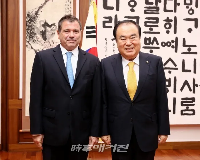 문희상 국회의장이 8일 오후 의장집무실에서 알프레도 까를로스 바스쿠(Alfredo Carlos Bascou) 신임 주한 아르헨티나 대사의 예방을 받고 기념사진을 촬영하고 있다.(사진_국회)