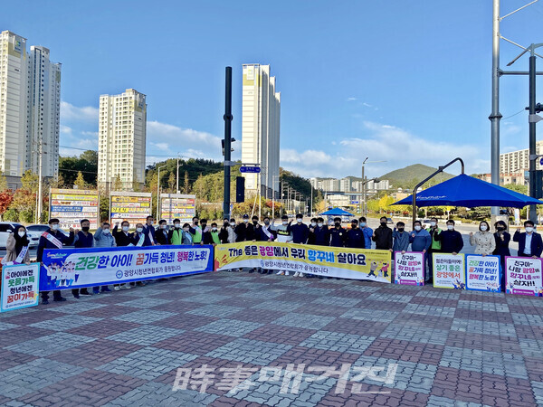 광양시청년연합회를 비롯한 지역단체들이 신규 공동주택 입주민을 환영하는 홍보 활동을 전개하고 있다.
