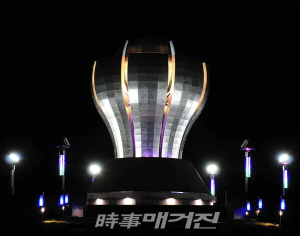 ▲ 신비로움을 연출하는 구봉산전망대의 메탈아트봉수대
