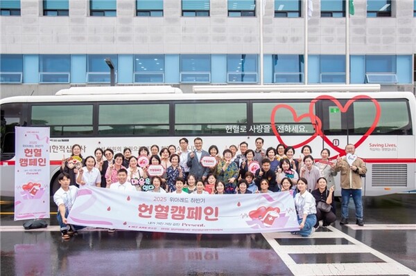 위아원 부산경남서부지역연합회 거제지부 회원들이 헌혈대기 중 헌혈캠페인을 홍보하고 있다.(사진_위아원 부산경남지역연합회 거제지부)