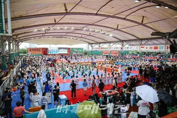 2024 박정희컵 국제오픈 태권도대회 개회식 식전 행사로 진행된 플래쉬몹[사진 이재욱기자]
