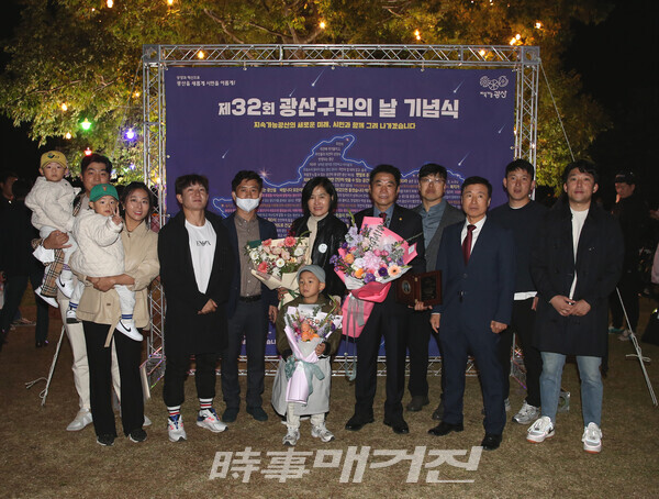 구민상 수상 후 가족, 제자들과 기념사진을 촬영하고 있다. (사진_정연수 기자)