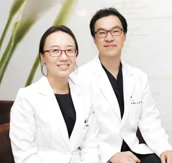 ▲ 장사랑연합내과의원 박지영 원장과 이관현 원장.