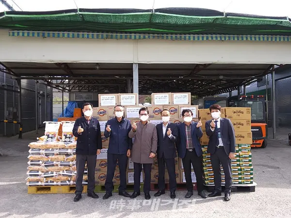 광양시는 옥곡면 자생단체에서 코로나19 극복을 위해 마련한 성금으로 지역 내 저소득층 100명을 선정하여 8만 원 상당의 ‘오감이 통한 쌀’과 라면 등을 전달했다고 24일 밝혔다.(사진_광양시청)