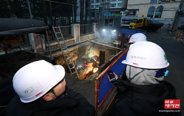 18일 오전 내부 밸브 누수 사고가 발생한 서울 양천구 신정가압장에서 서울에너지공사 관계자들이 사고 관련 복구 작업을 하고 있다.(사진_뉴시스)