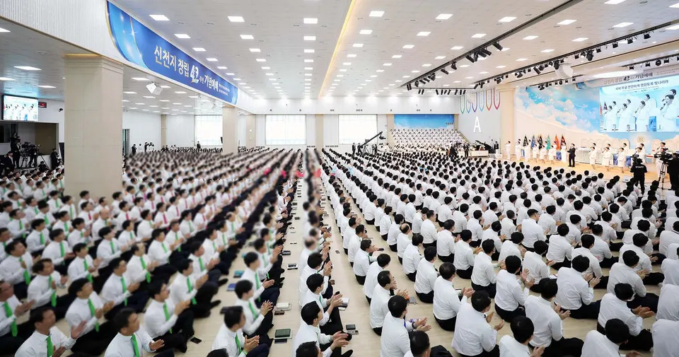 15일 신천지 청주교회에서 열린 신천지예수교회 창립 42주년 기념예배에 참여한 성도들이 찬양하고 있다.(사진_신천지예수교회)